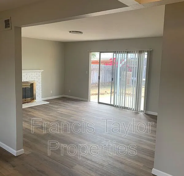909 Daisy St — Photo 3