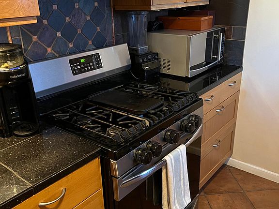 4th image of 813 Cardenas Dr NE