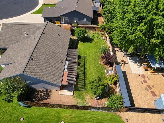 3rd image of 695 NE Stone Ridge Ln