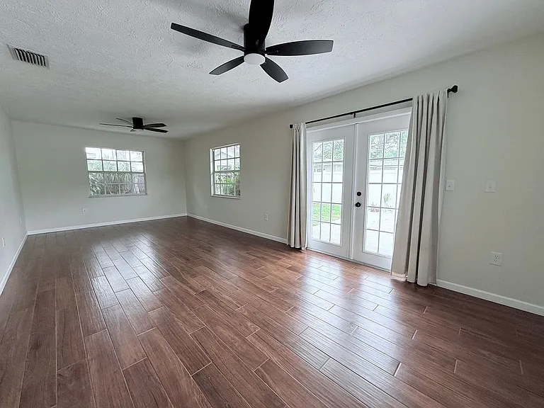 2953 Oak St — Photo 11
