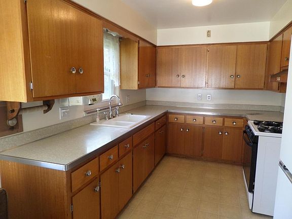 3rd image of 2743 Dennis Ln