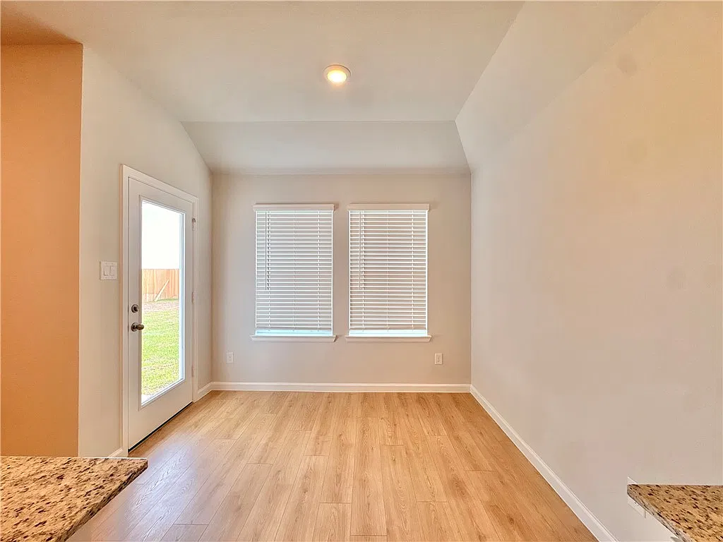 3 bed, 1263 sqft, $2,100 — Photo 4