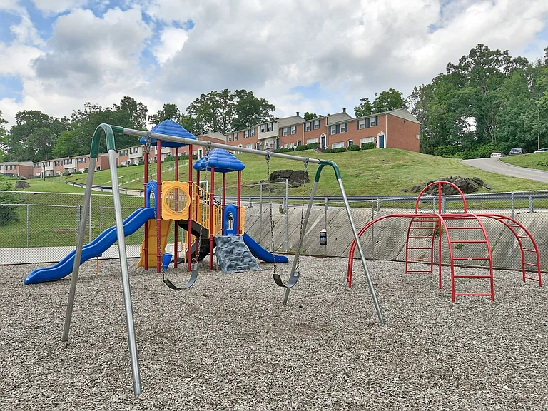 Fairway Ridge Apartments and Townhomes — Photo 9