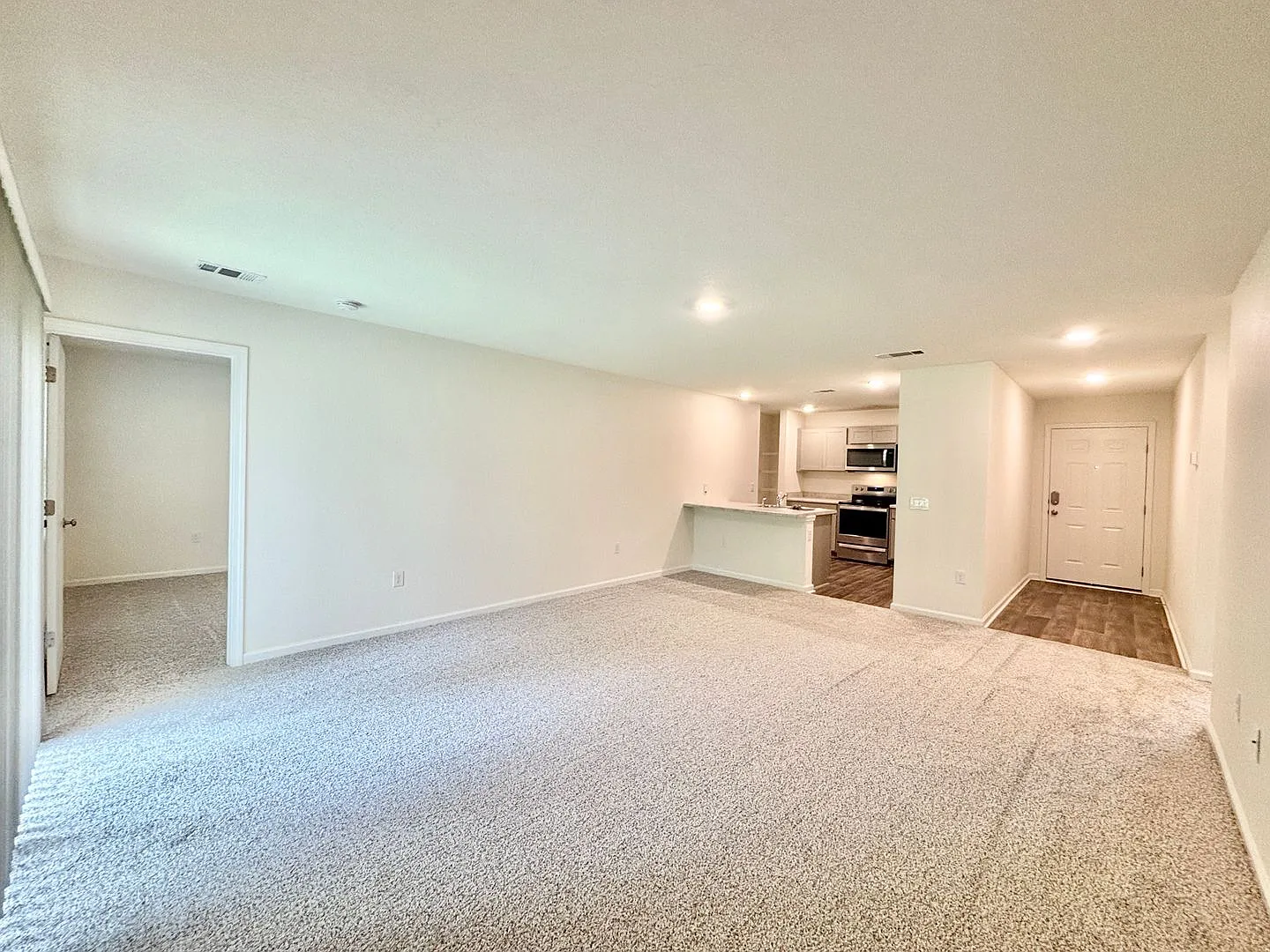 Charming 3-Bedroom Home - Spacious Backyard — Photo 2