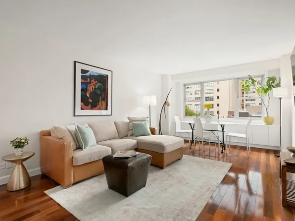 2 Charlton Street image 1 of 6