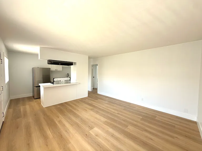 15944 Vermont Ave #8 — Photo 3