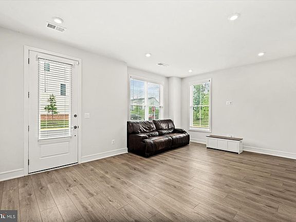 4th image of 42086 Picasso Sq