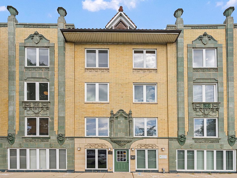 1st image of 1636 W Melrose St APT 402