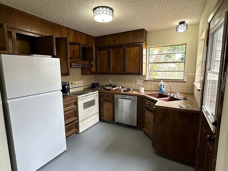 1021 W Yucca Ave — Photo 14