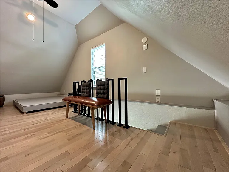 914 E 39th St #2 — Photo 16