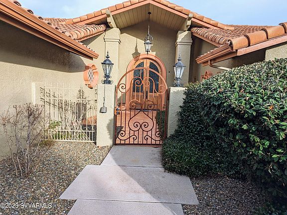 3rd image of 1061 Palisades Dr N