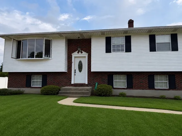 5021 Donna Dr, Coplay, PA 18037