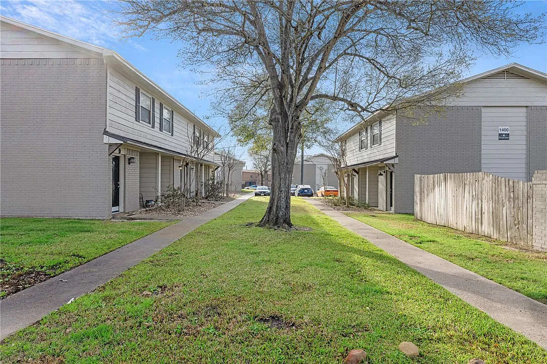 2 bed, 1.5 bath, 1088 sqft, $1,300 — Photo 2