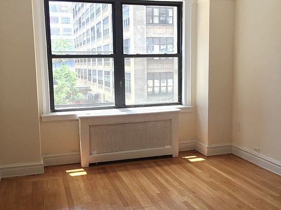 3rd image of 455 W 34th St APT 4C