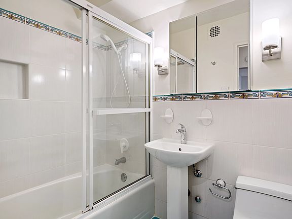 4th image of 211 E 53rd St APT 4A