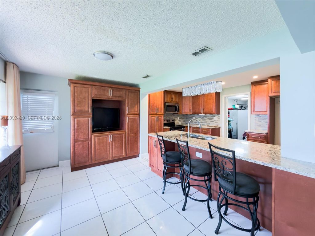 310 NW 25th Ct, photo 7