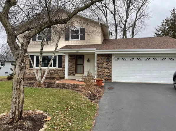 1023 Lexington Dr, Oconomowoc, WI 53066