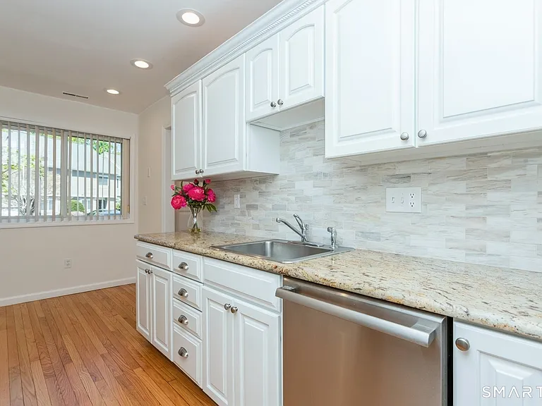 33 Strathmore Ln #33 — Photo 16