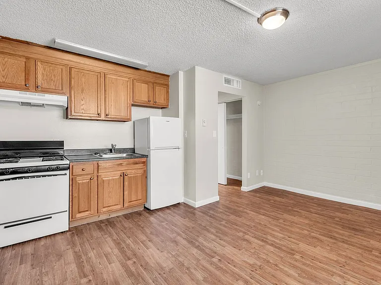 Elton Studio Suites — Photo 37