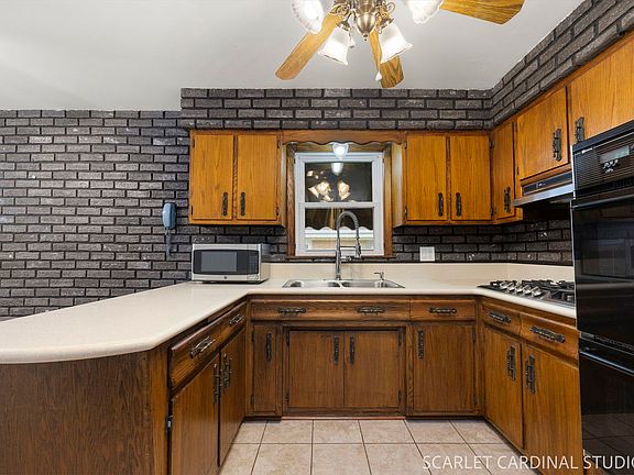 3rd image of 505 N Addison Rd
