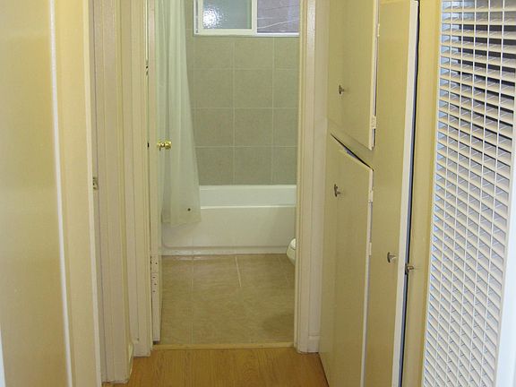 5th image of 976 College Dr APT 2