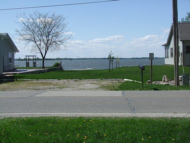 2nd image of 203 Lakeshore Dr