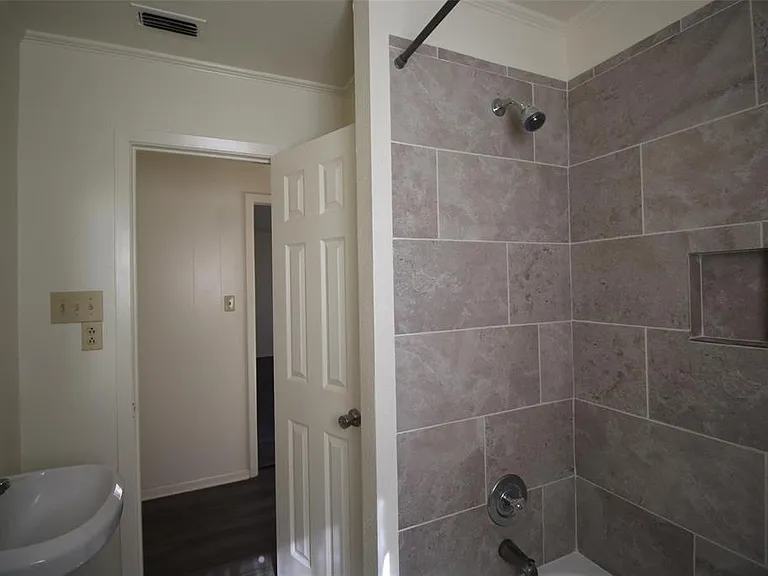 605 W Hill St — Photo 7