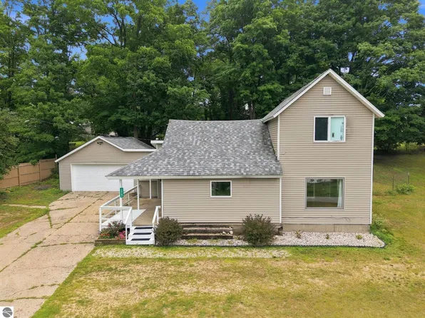 16767 3rd St, Copemish, MI 49625