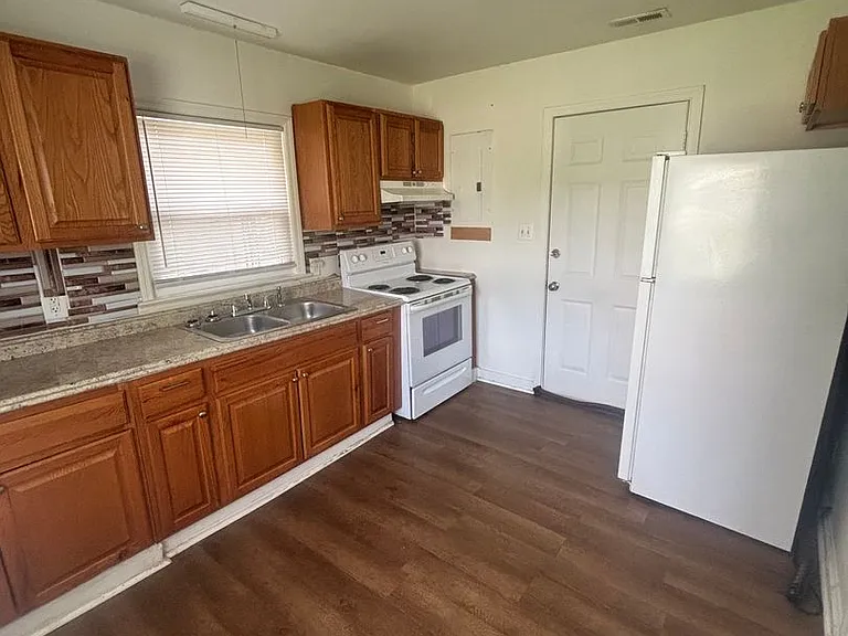 2912 Glenrose Ave NW — Photo 2