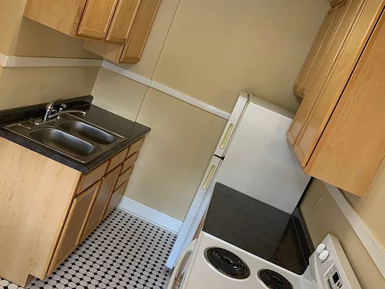 812 Broadway N — Photo 20