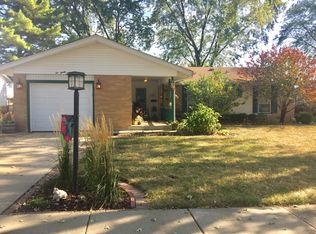 231 Victoria Ln, Elk Grove Village, IL 60007