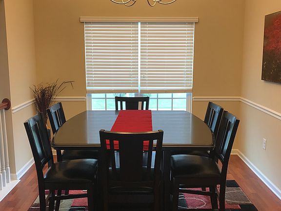 Dining area vaulted ceilings