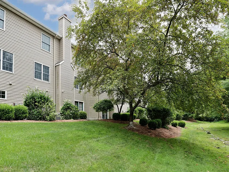 90 Elm St — Photo 16