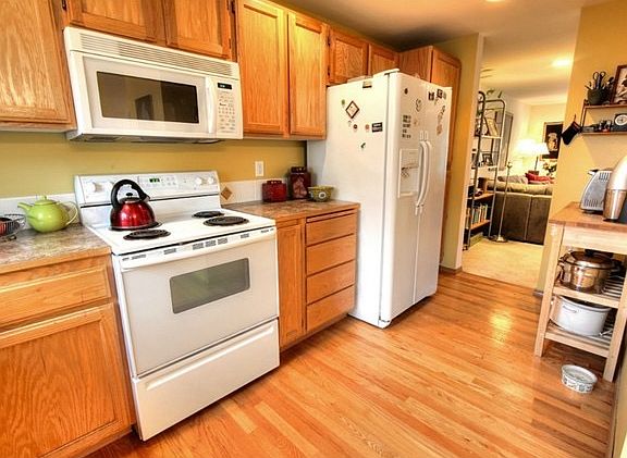 4th image of 12049D 32nd Ave NE