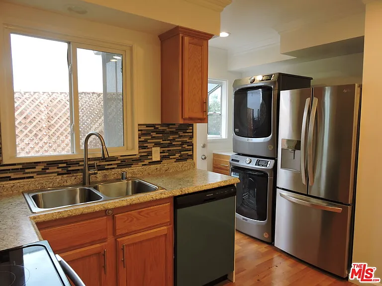 559 N Windsor Blvd — Photo 24