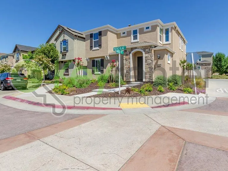 1057 Provence Village Dr — Photo 2