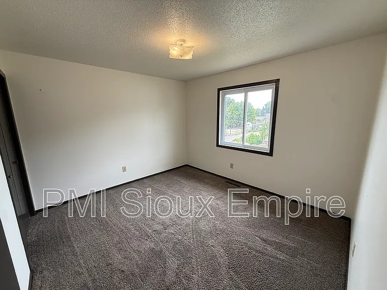 612 E 6th St — Photo 9