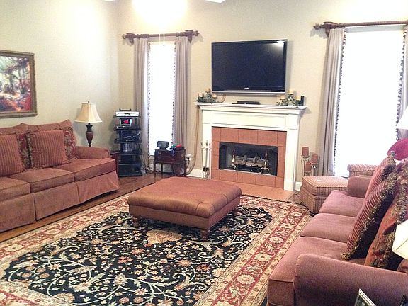 Large family room w/gas fp