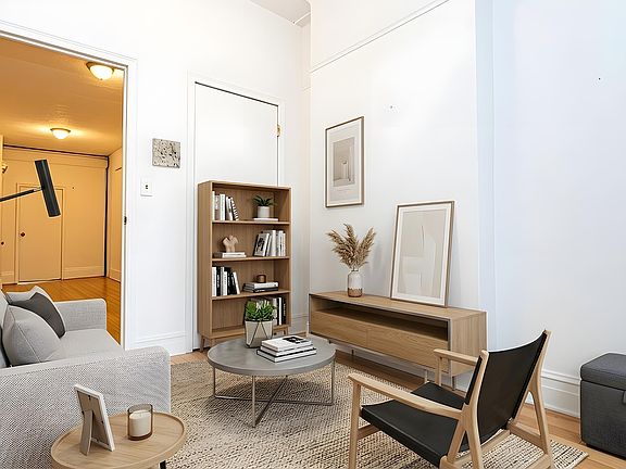 5th image of 1359 Hancock St APT 1R