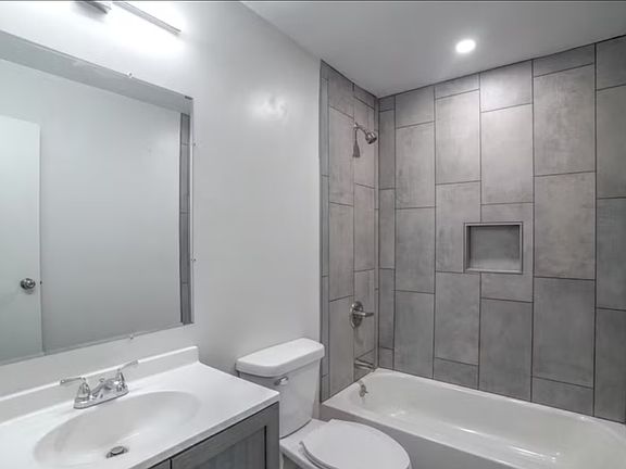 4th image of 1101 E Bronson St APT C