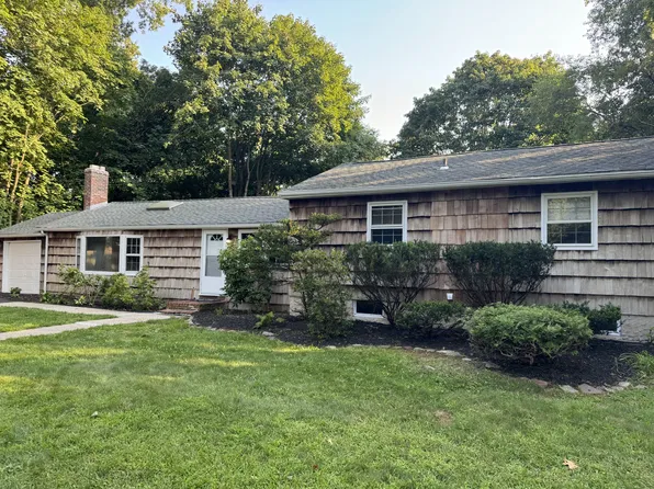 354 Liberty St, Hauppauge, NY 11788