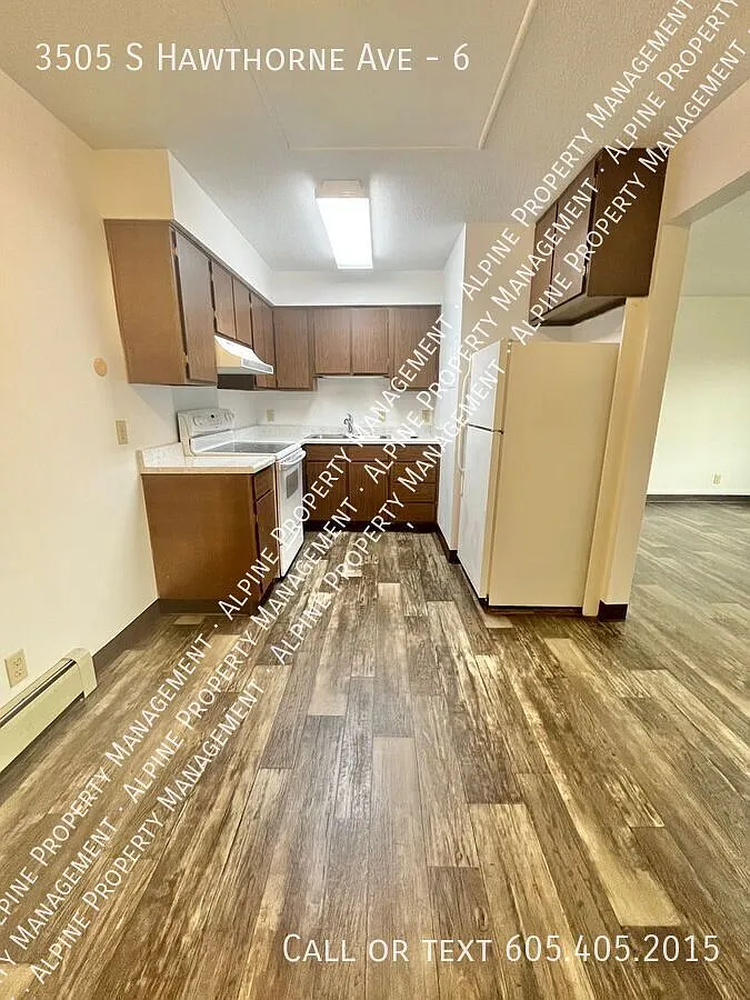 Spacious 2 Bed Apartment with Garage Included! — Photo 4