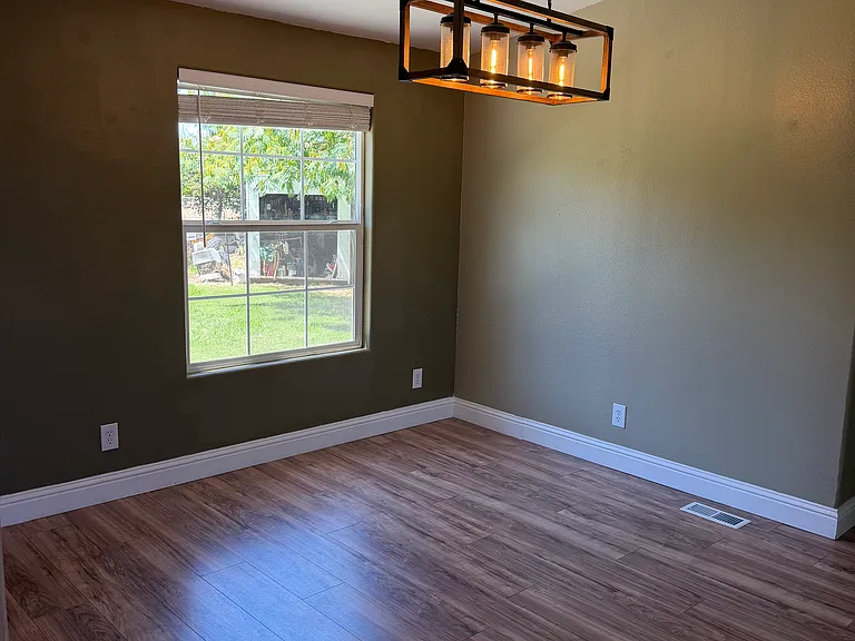 23409 Hamilton Ave — Photo 10