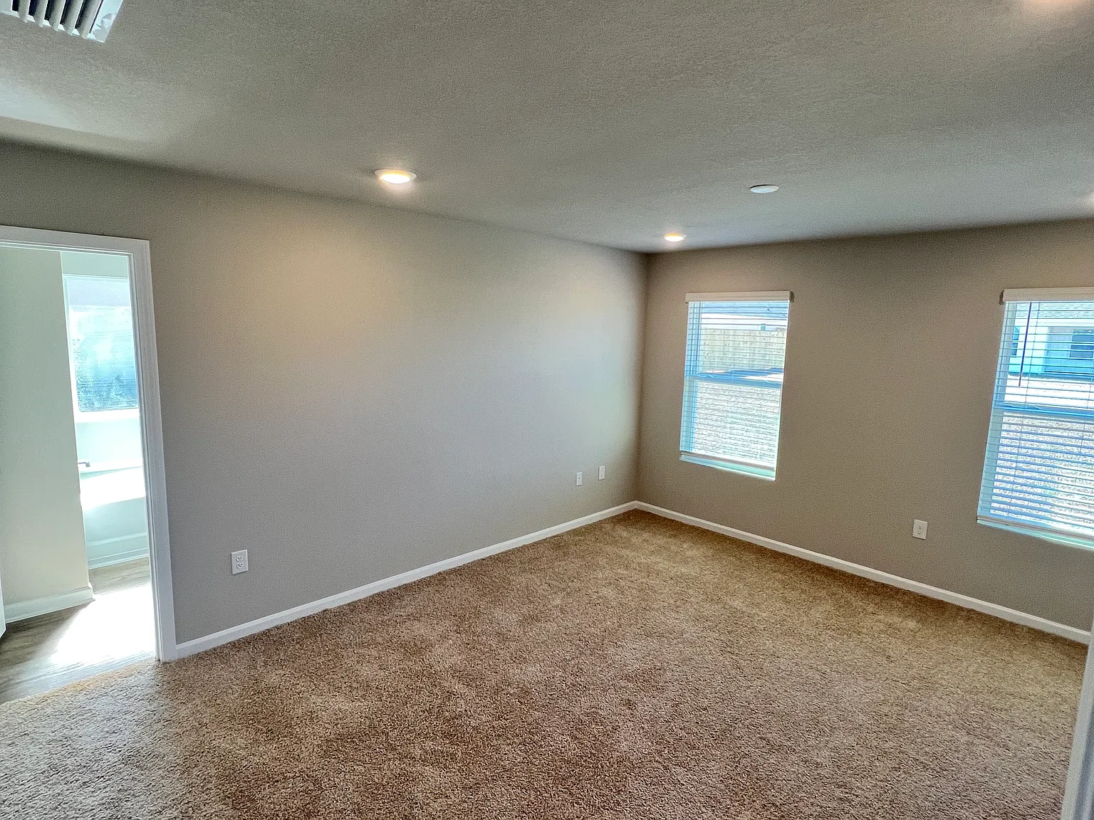 4 bed, 1915 sqft, $2,200 — Photo 4