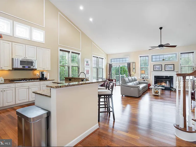 714 Monarchos Dr — Photo 4