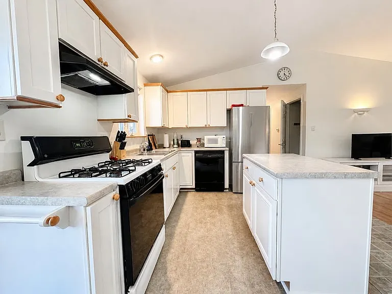 129 Lawrence Rd — Photo 12