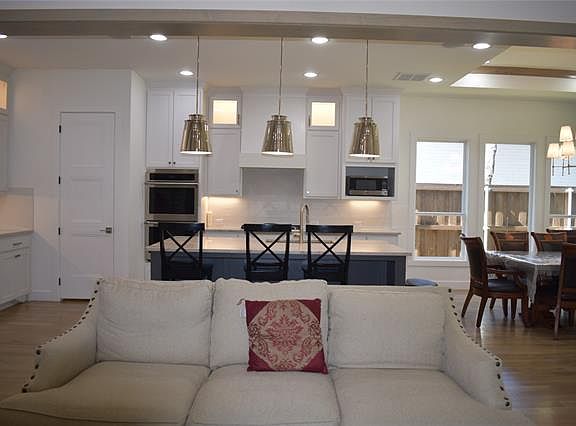 5th image of 529 Oak Grove Ln