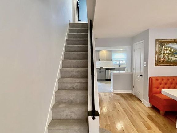 3rd image of 209 Daly St