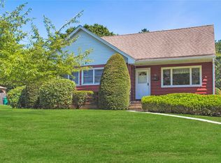 26 Topping Dr, Riverhead, NY 11901