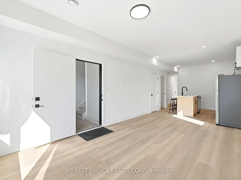 108 Briscoe St E — Photo 8
